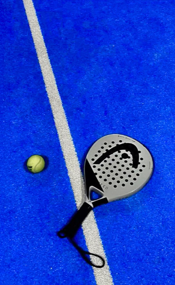 Raqueta de pádel sobre cancha